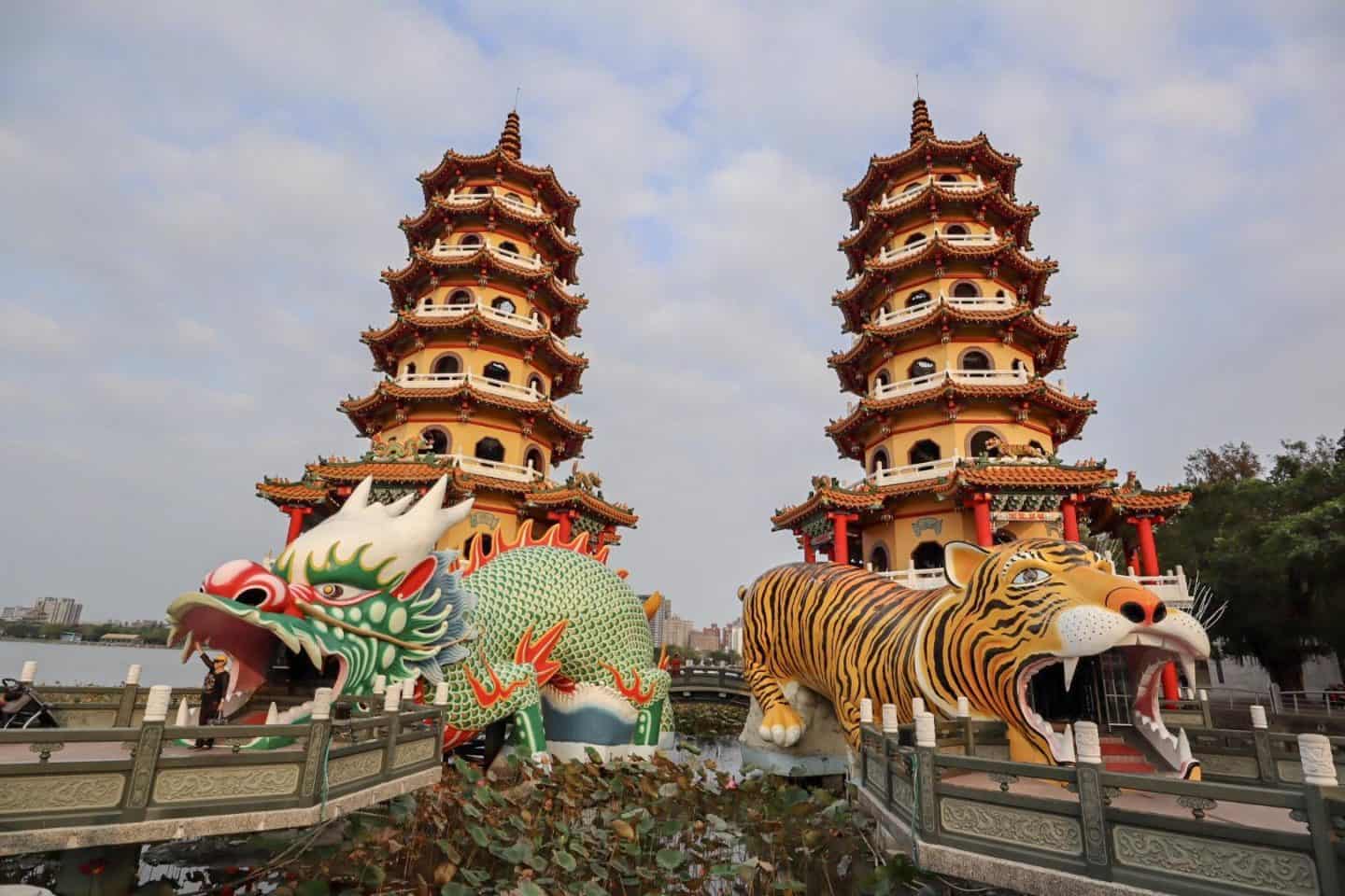 best places to visit in Taiwan, dragon and tiger pagoda kaohsiung
