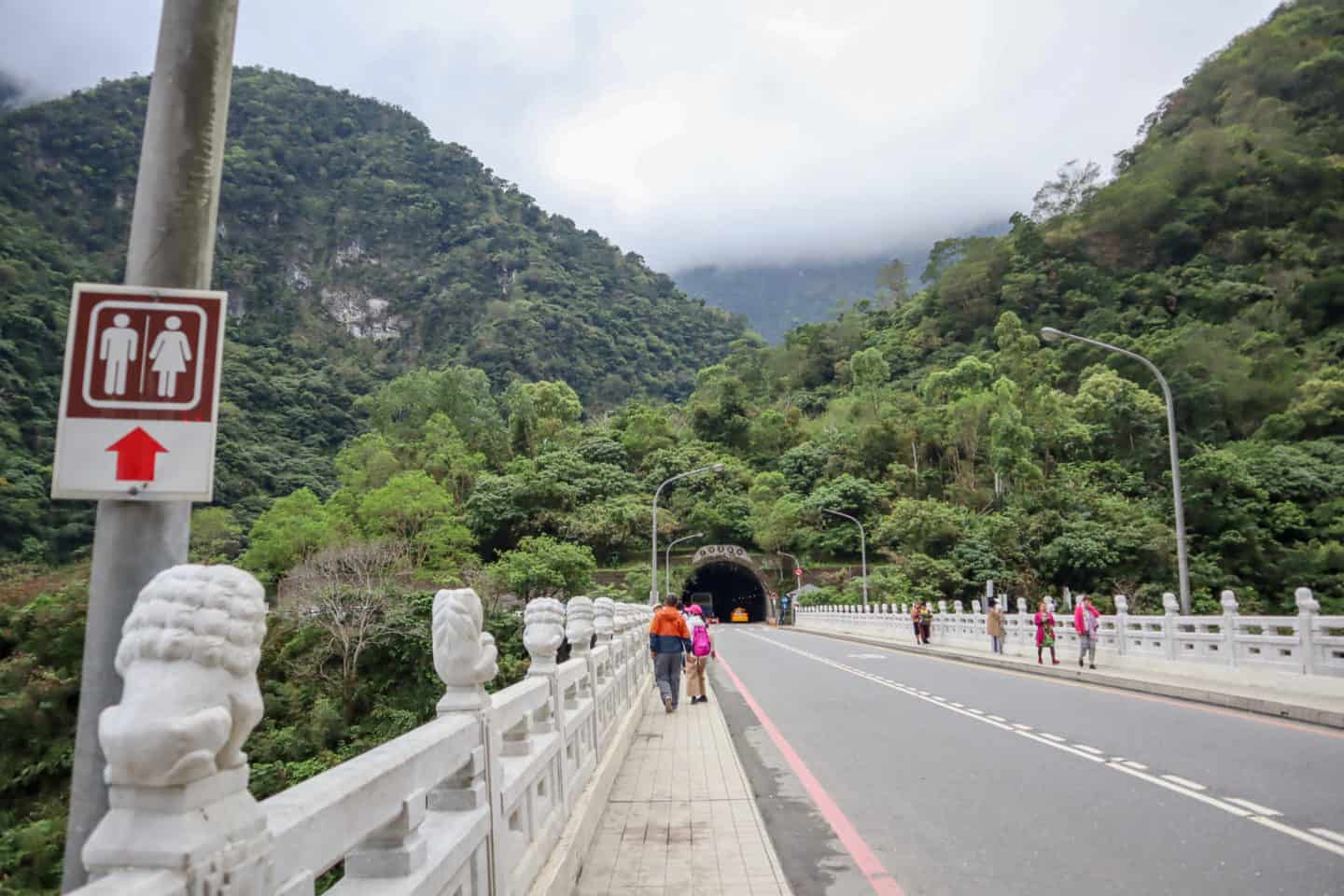 Hualien to Taroko Gorge, Taroko National Park Taiwan bridge bus stop