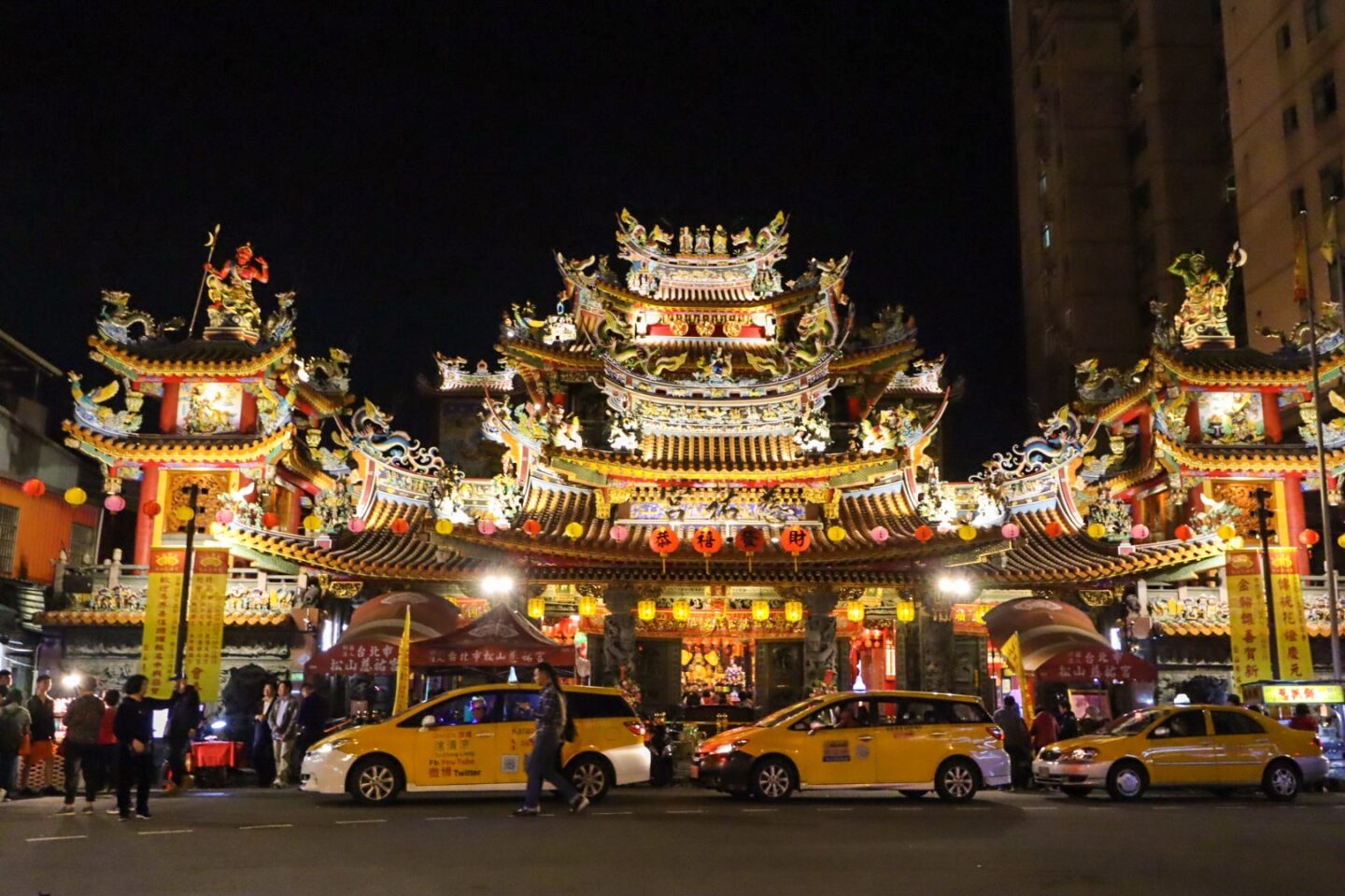 The Wandering Quinn Travel Blog 1 week Taiwan itinerary, night time in Taipei temple
