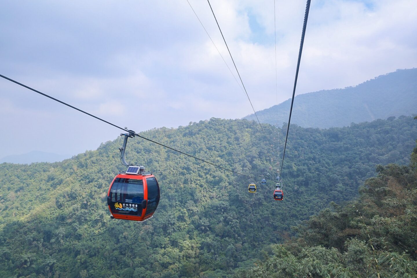 Sun Moon Lake day trip from Taichung, Cable cars over sun moon lake 