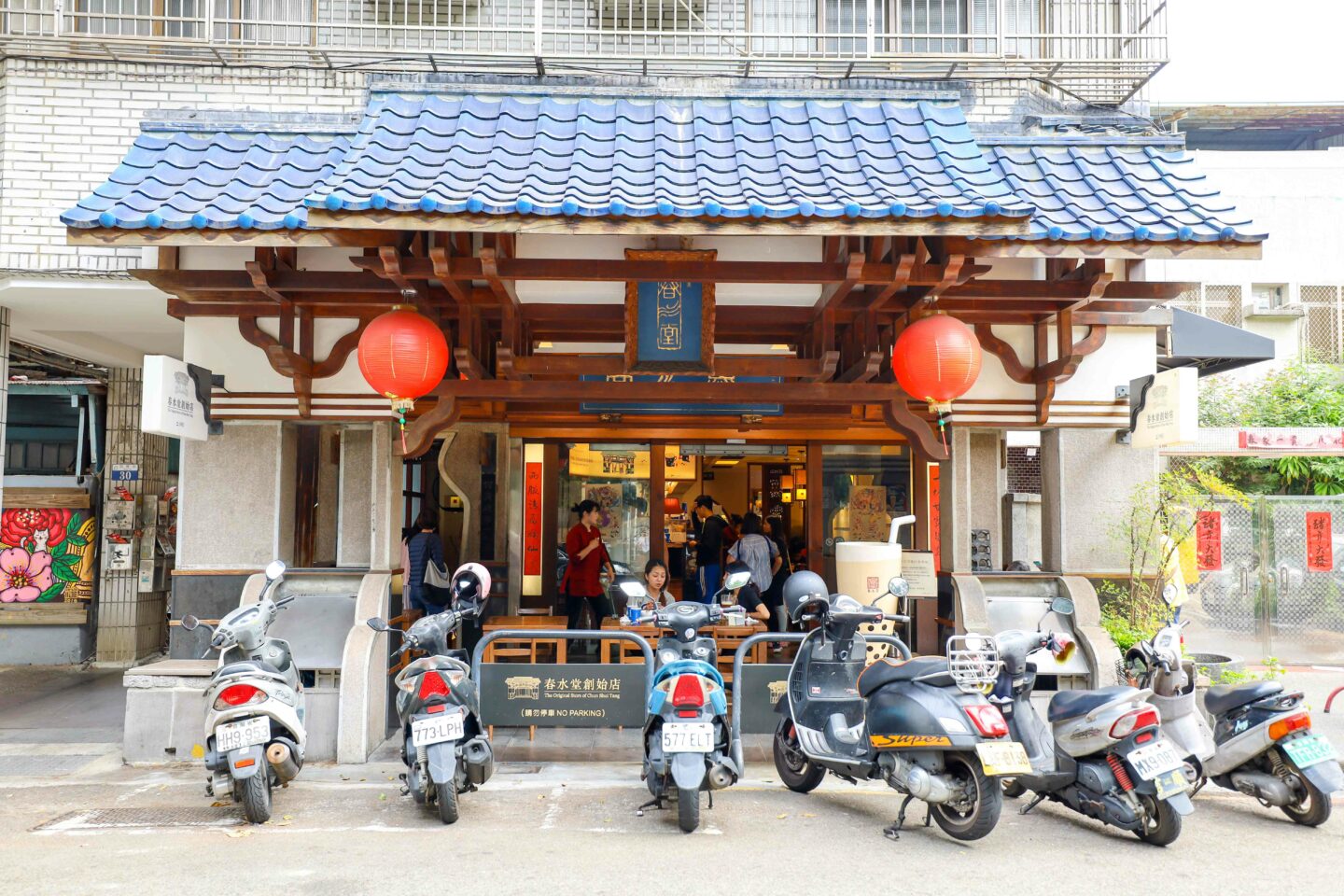 Taichung itinerary, Taichung Chun Shiu Tang bubble tea shop outside | taichung itinerary taichung things to do