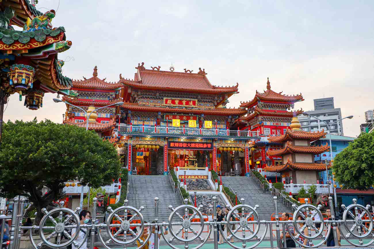 Chi Ming Temple Lotus Pond Kaohsiung how to visit
