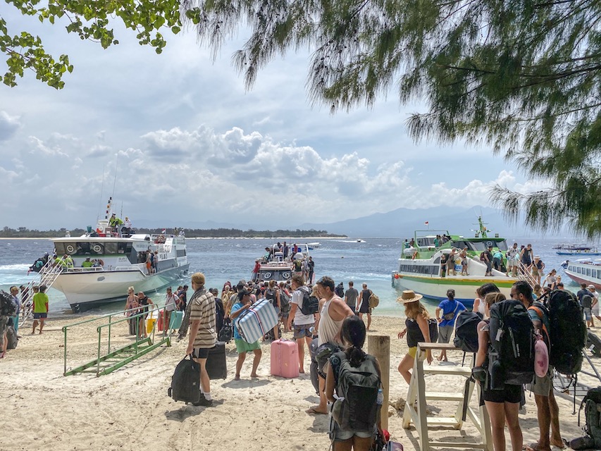 boats and backpackers arriving on Gili T | how to get to Gili T