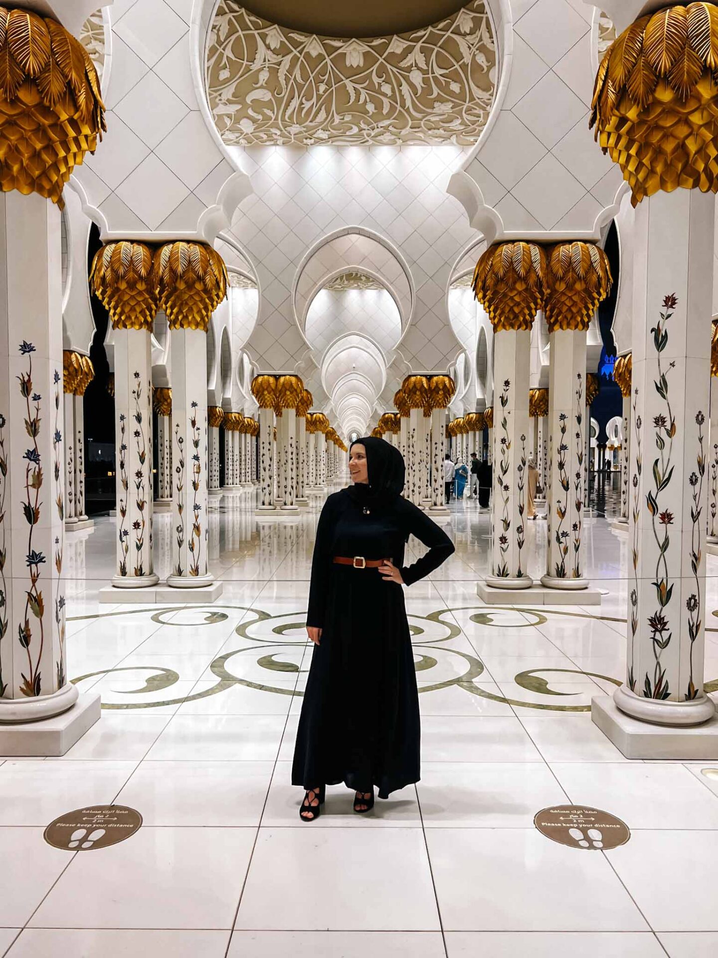 What to wear in Abu Dhabi, Ellie Quinn in sheikh Zayed mosque 