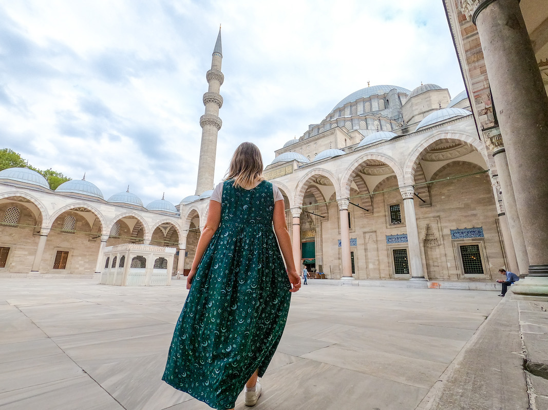 ellie quinn outside Suleymaniye mosque, istanbul itinerary 4 days, istanbul 4 day itinerary, 4 days in Istanbul