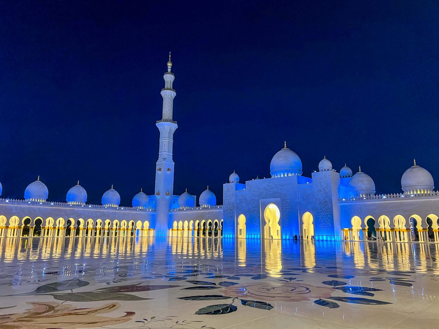 What to wear in Abu Dhabi, sheikh Zayed mosque at night