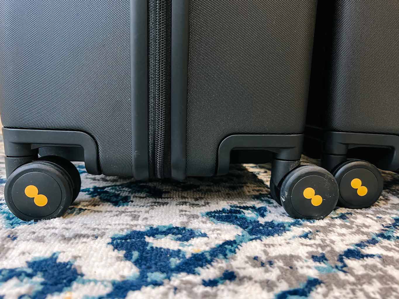 LEVEL8 luggage review, 360 ultra quiet spinner wheels