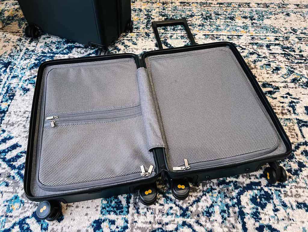 LEVEL8 luggage review, textured set inside with mesh pockets