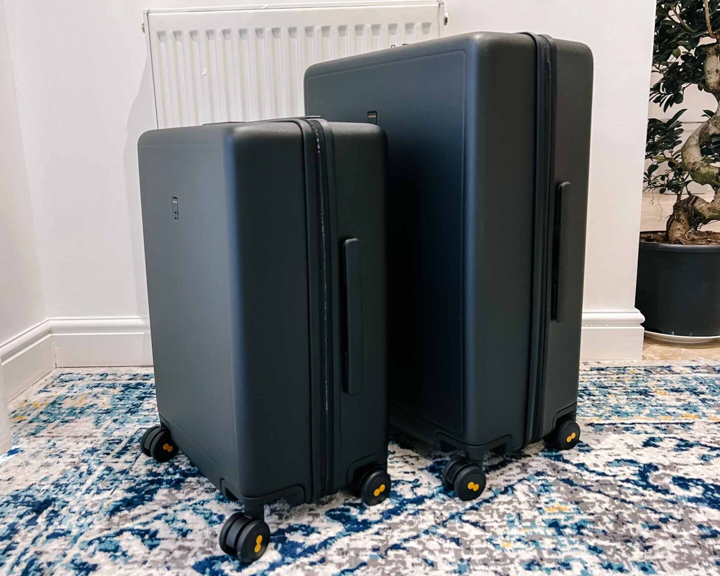 LEVEL8 luggage review, textured set from the side