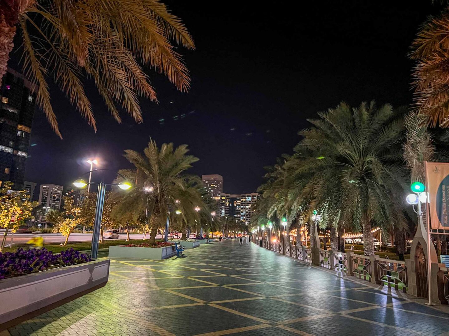 Things to do in Abu Dhabi, Abu Dhabi Corniche at night