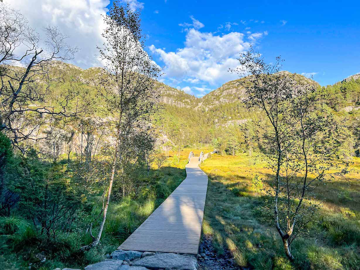 Pulpit Rock hike, flat path Preikestolen hiking trail 