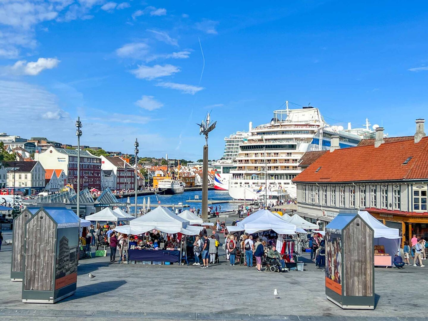 things to do in Stavanger, Stavanger harbour and market stalls