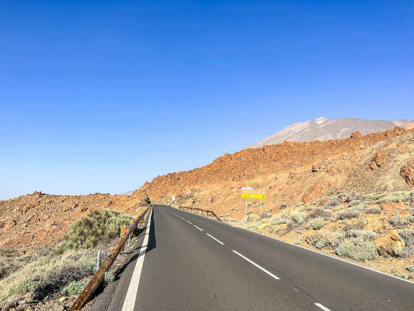 hiking Mount Teide, road parking for Sendero de Montaña Blanca