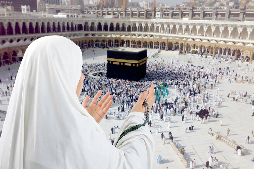 Duas for travelling, women at Kaaba Mecca praying