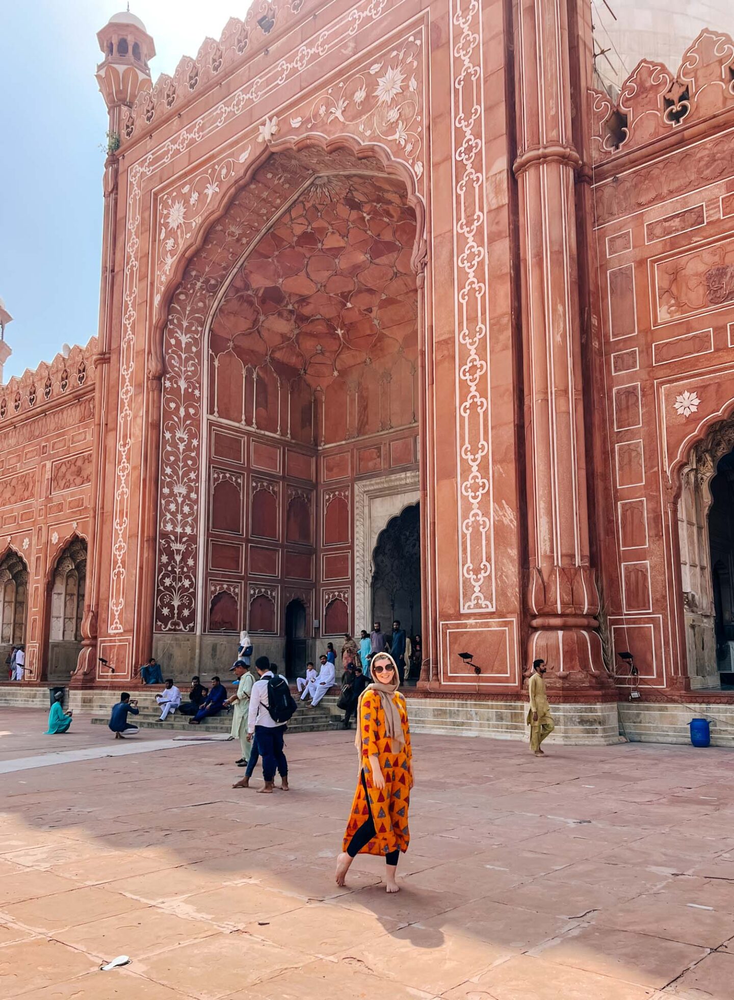 Ellie in mosque in Lahore, what to wear in pakistan