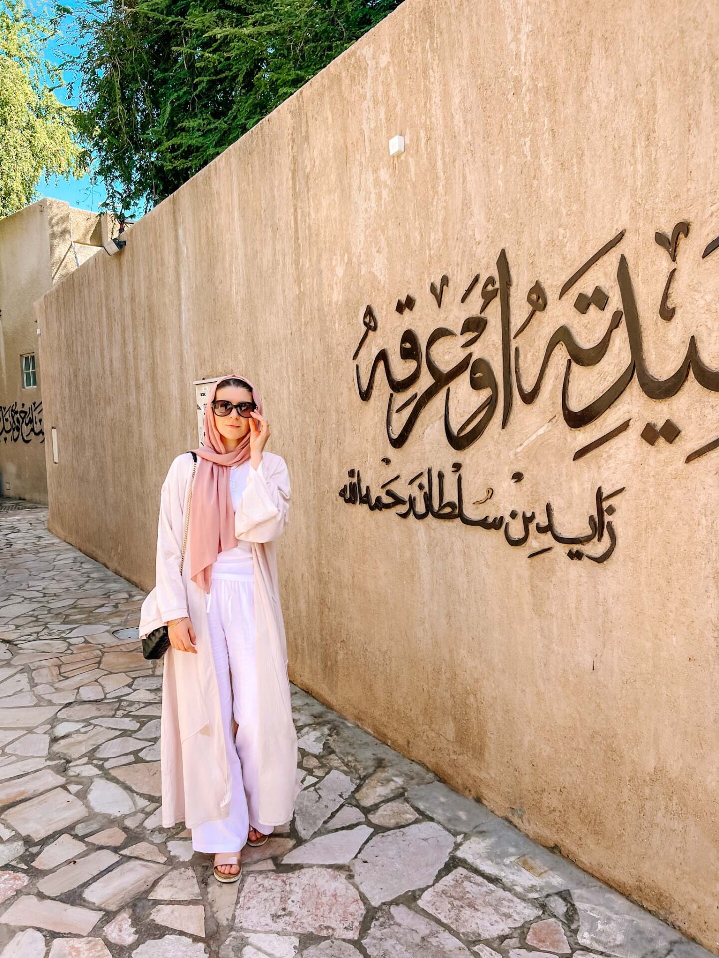 Ellie in Dubai in Pink Abaya, excursion from Dubai