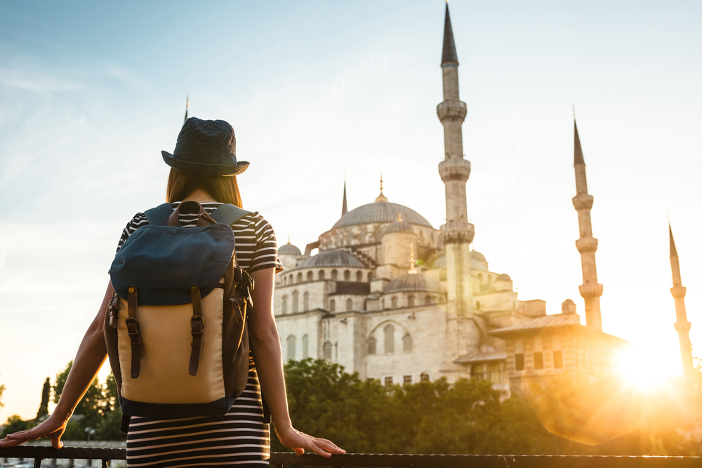 what to wear in Turkey, women in t-shirt in Istanbul by mosque