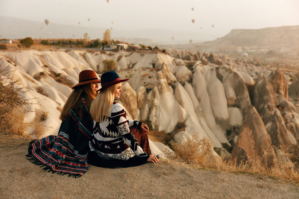 what to wear in Turkey, two women infront of hot air balloons in Cappadocia