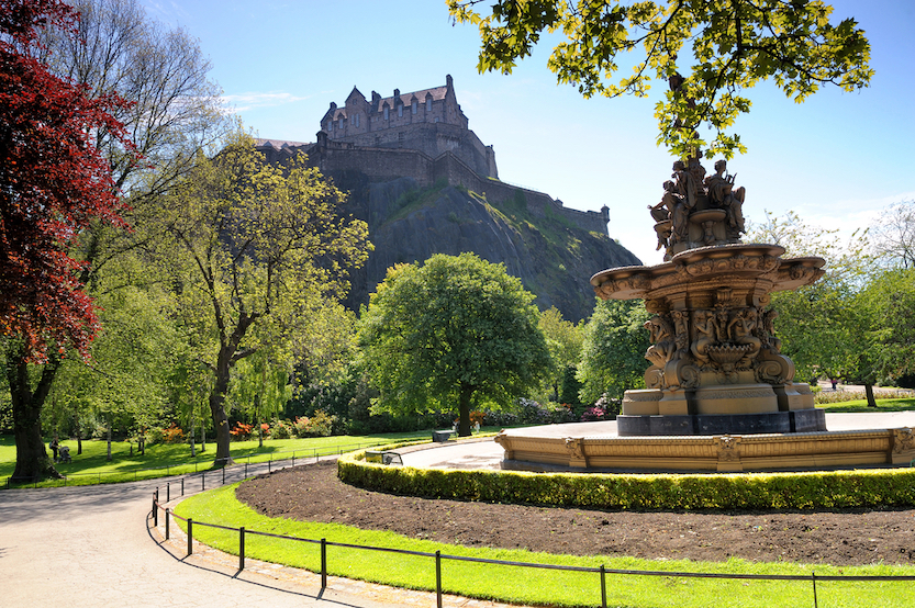 The Wandering Quinn Travel Blog 5 day Scotland itinerary, Edinburgh castle and park on sunny day