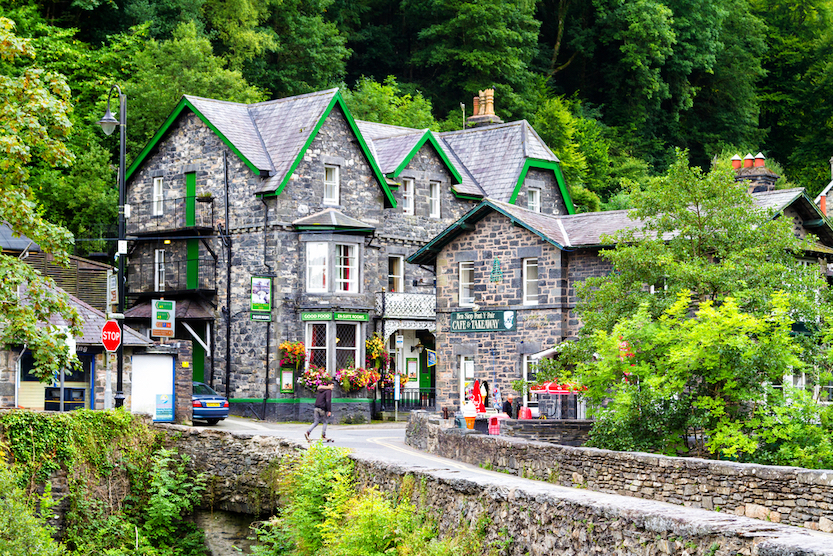 The Wandering Quinn Travel Blog Best restaurants in Snowdonia, BETWS-Y-COED village and pub in Snowdonia 