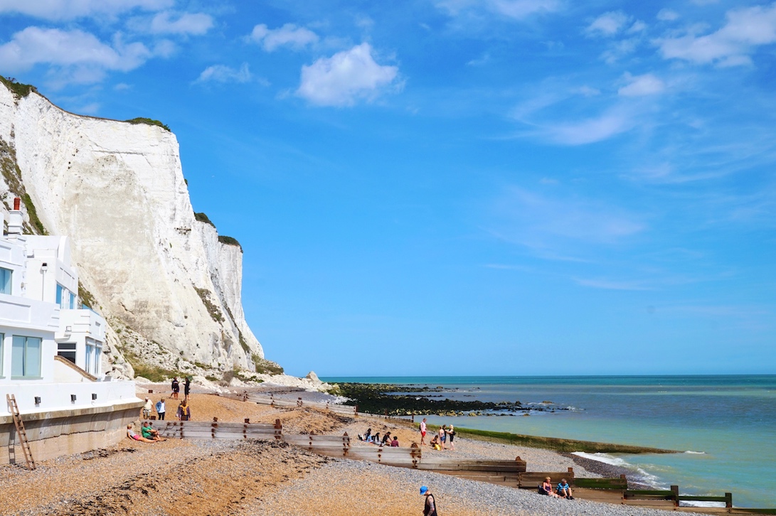 The Wandering Quinn Travel Blog St Margarets Bay beach and white cliffs in background on sunny day