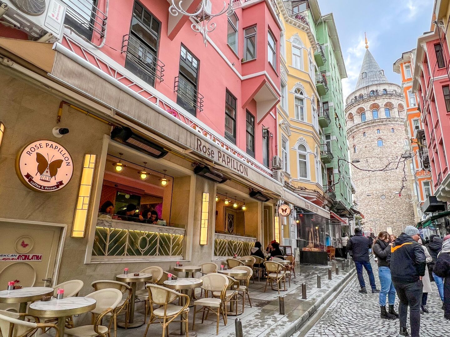 3 days in Istanbul, view of Galata tower between restaurants