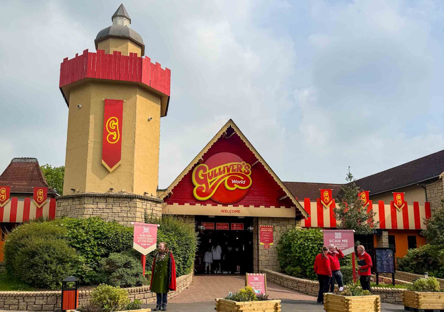 things to do in Manchester summer holiday with kids, entrance to Gulliver's World Warrington