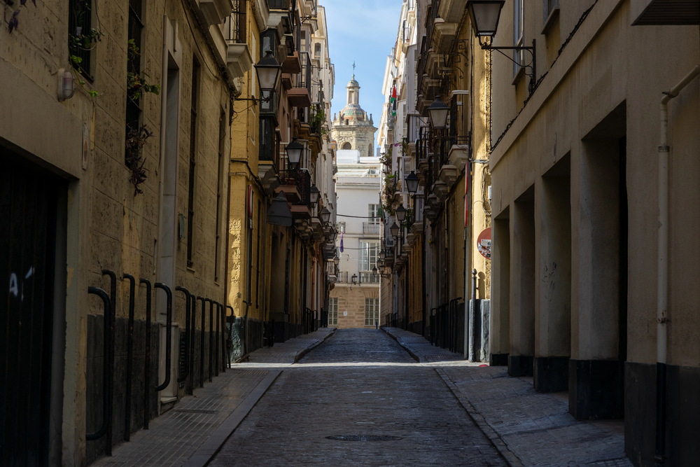 quiet streets of old town Cadiz, warm places to visit in December in Europe